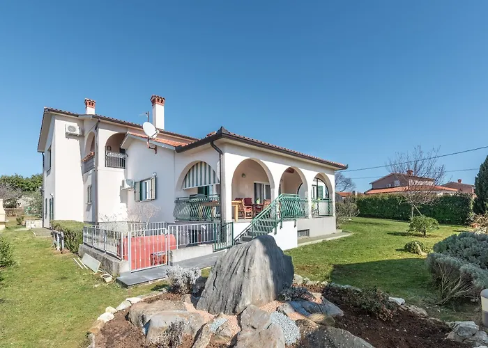 Holiday House Olive Grove With Pool And Garden